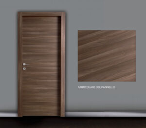 Porta in legno con dettaglio del pannello.