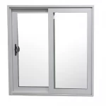Finestra scorrevole in alluminio bianco con vetro trasparente.