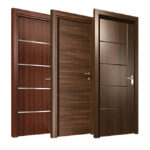 Tre porte in legno con diverse finiture e maniglie.