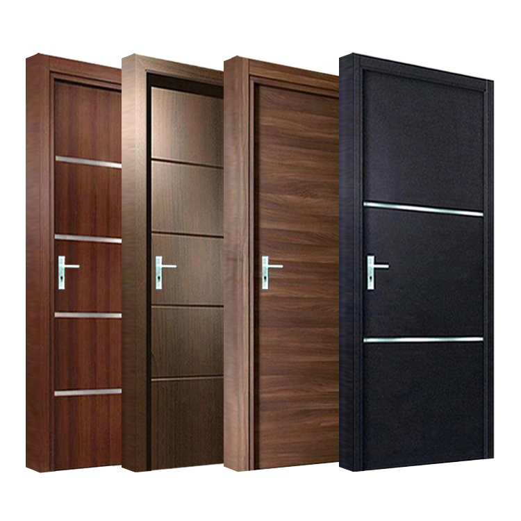 Quattro porte moderne in legno con maniglie metalliche.