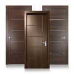 Tre porte in legno scuro con maniglie metalliche.