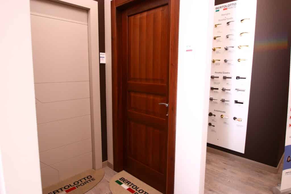 Due porte e pannello con maniglie in esposizione.